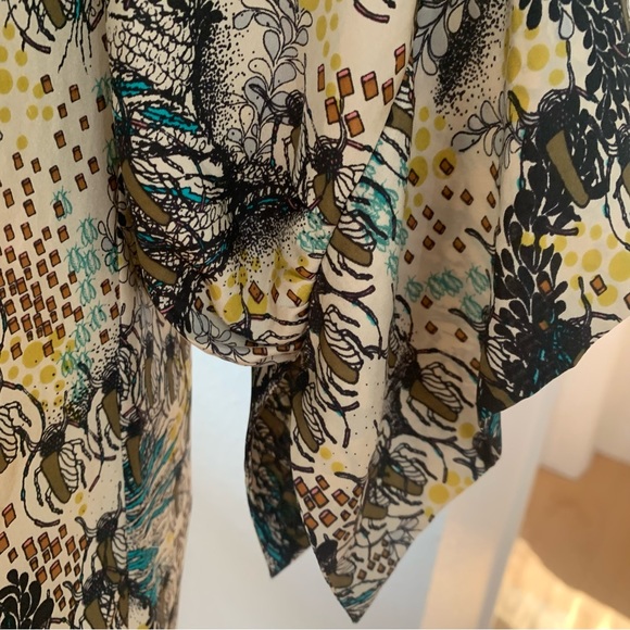 Rützou 100% Silk dress; beautiful and unusual print; ruffled front neckline - Picture 4 of 15